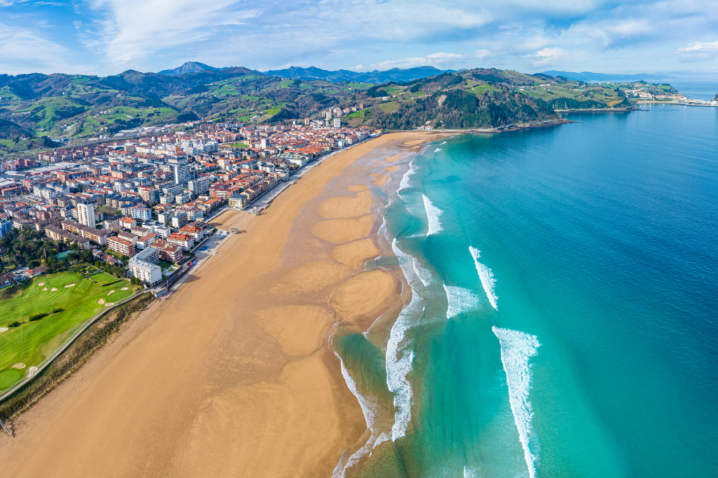¡Descubre 10 Destinos Costeros para Explorar en tu Furgoneta Camperizada este Verano! - Zarautz foto vía Canva Pro