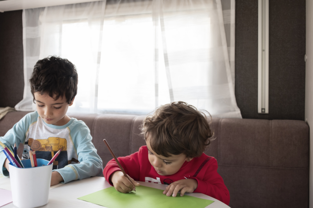 Guía para el Viaje en Autocaravana con la familia: Juegos, Entretenimiento y Seguridad - Meraki Campervan